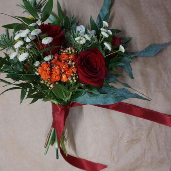 Värikäs morsiuskimppu