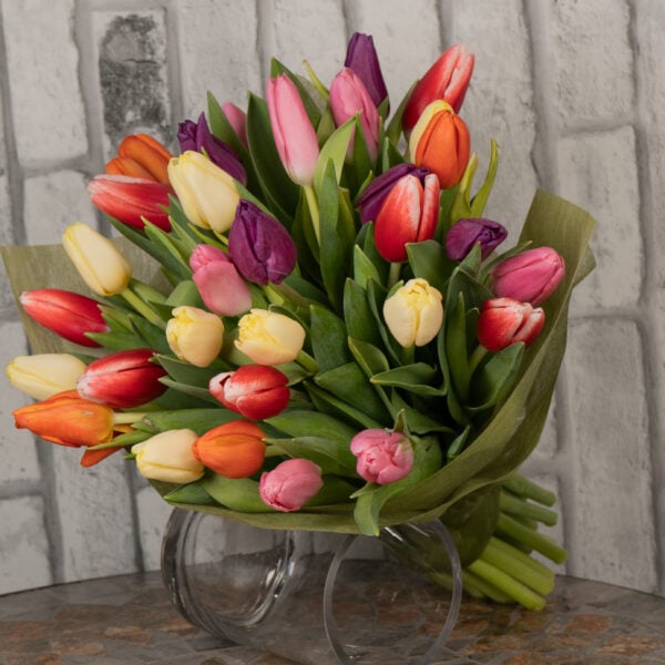 Värikäs tulppaanikimppu