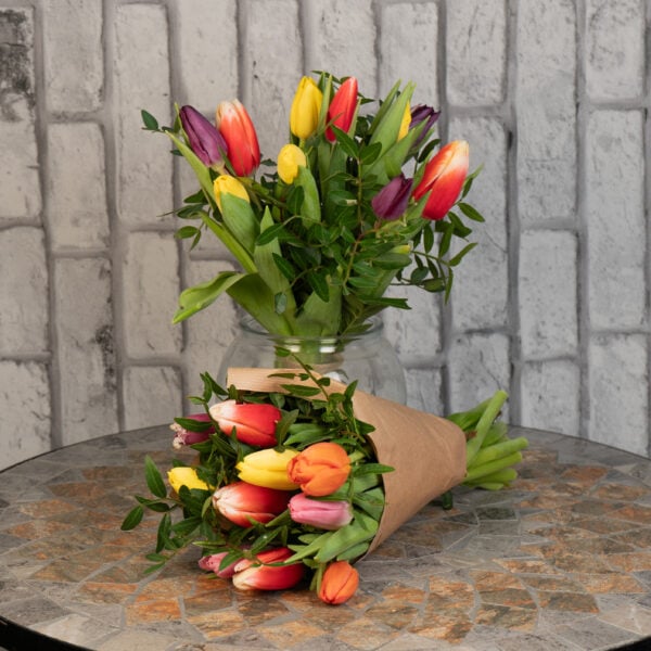 Iloinen tulppaanikimppu