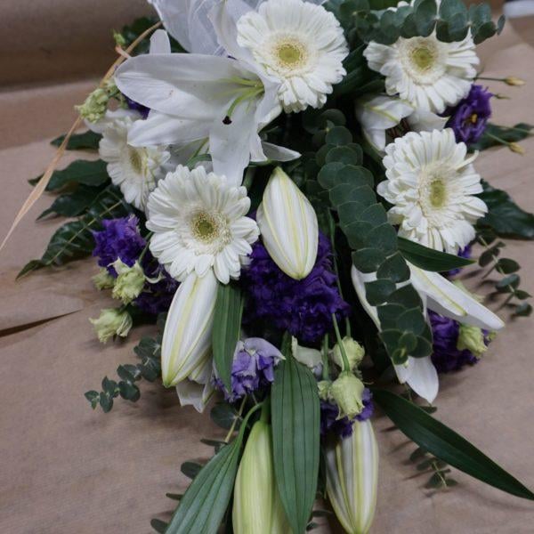 Hautakimppu gerbera-valkolilja-eustoma