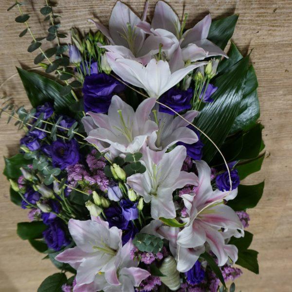 Hautakimppu vaaleanpunainen lilja