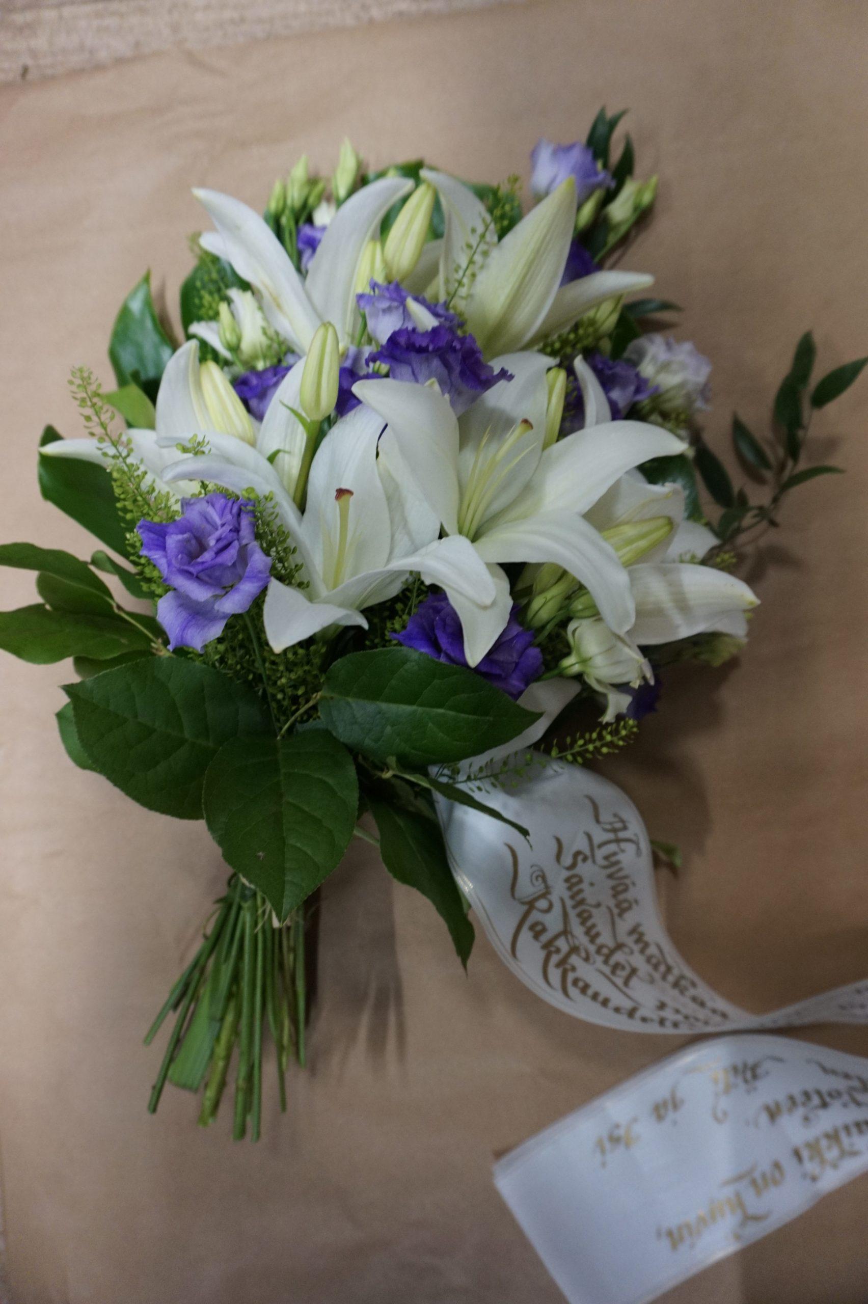 <a href="https://www.laajasalonkukkapalvelu.fi/tuote/pieni-hautakimppu/" target="_blank">Pieni hautakimppu</a>